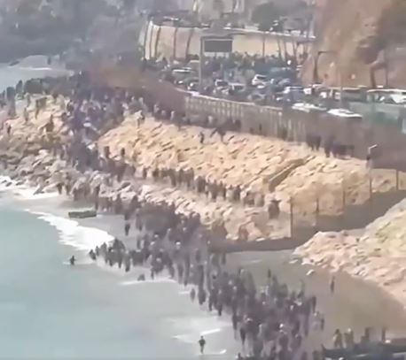 西班牙飛地休達爆發移民潮,大量從摩洛哥來的非法移民湧入。(圖/翻攝自X平台 @juanBravoBaena)