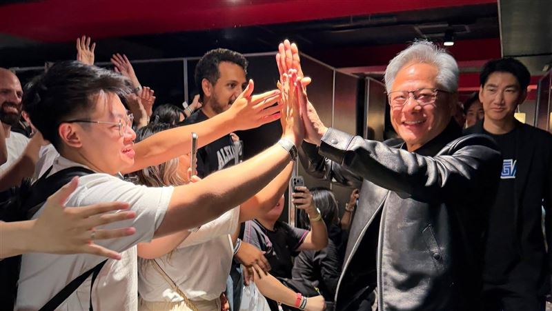 黃仁勳突點名!這4種職業年薪破330萬
