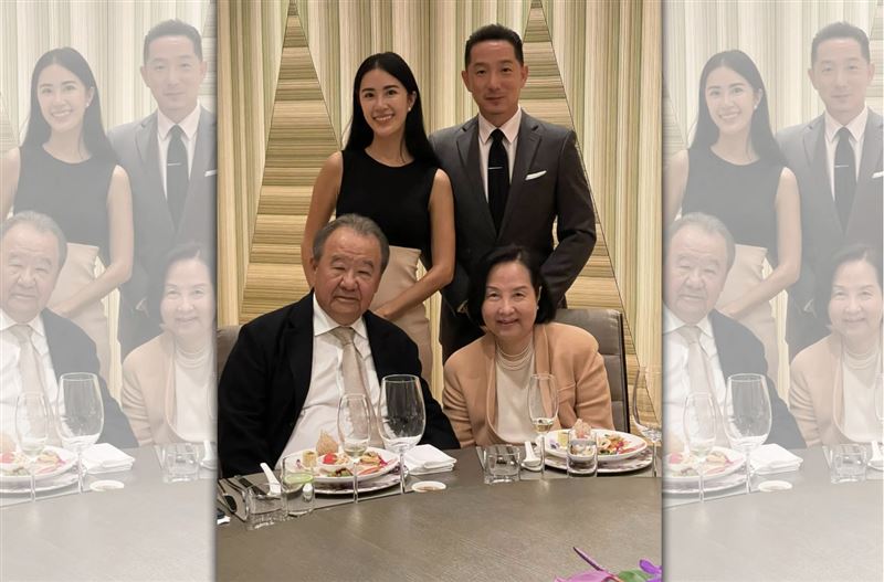 台玻總裁夫人徐莉玲(前排右)的大兒子徐子翔(後排右)兩年前結婚,和GPLUS手機千金譚以欣(後排左)成為連理,和包括林伯實(前排左)在內的長輩見面,如今卻傳來痛心的噩耗。(翻攝自徐莉玲臉書)