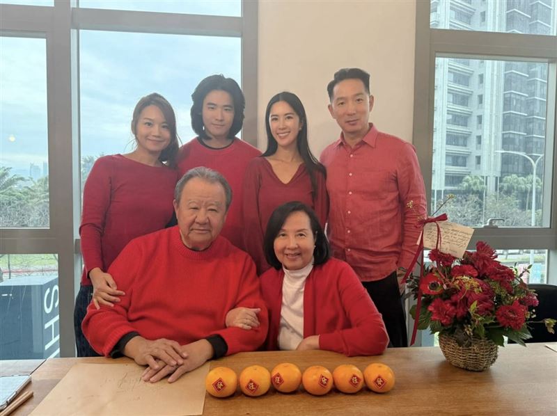 徐莉玲為先生林伯實慶生,兩個兒子都帶著伴侶出席。(翻攝自徐莉玲臉書)