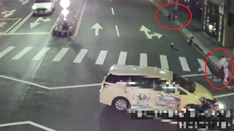 撞擊當下騎士騰空飛起,落地甚至翻滾數圈。(圖/翻攝畫面)