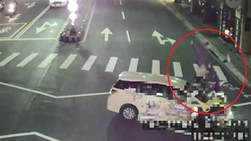 撞擊當下騎士騰空飛起,落地甚至翻滾數圈。(圖/翻攝畫面)