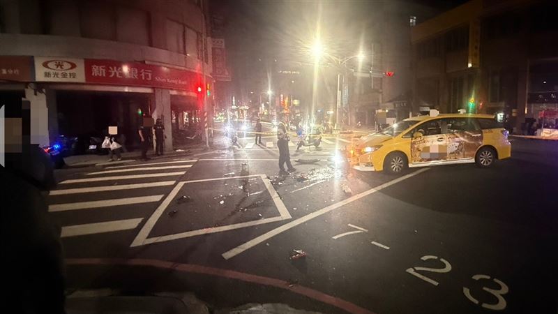 畫面曝！高速撞小黃…年輕男女噴飛腦出血