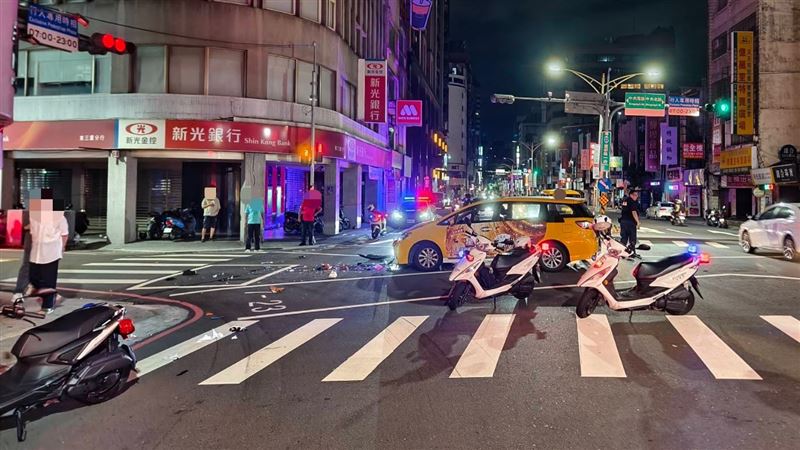 70歲戴姓老翁駕駛計程車,左轉時,跟騎車直行雙載的一對男女發生碰撞。(圖/翻攝畫面)