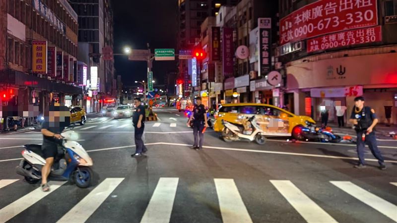 新北市三重區重新路一段、中央南路口今天(3日)凌晨發生嚴重車禍。(圖/翻攝畫面)