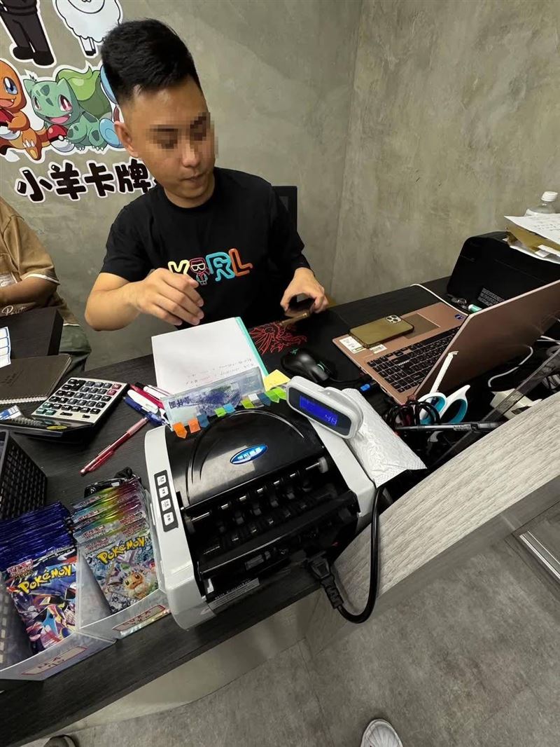 鄭姓負責人疑似捲款落跑，不只實體店面大門深鎖，社群也全數關版。（圖／被害玩家提供）