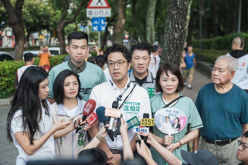 民進黨台北市長參選人沈伯洋清晨今(3)日赴大安森林公園掃街。(圖/沈伯洋競提供)