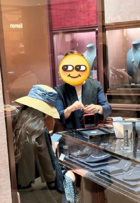 38歲劉亦菲素顏逛百貨公司被拍。(圖/翻攝自微博)