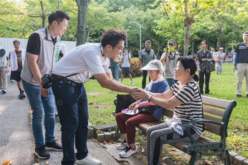 民進黨台北市長參選人沈伯洋今（3）日清晨赴大安森林公園跟民眾打招呼。（圖／沈伯洋競提供）