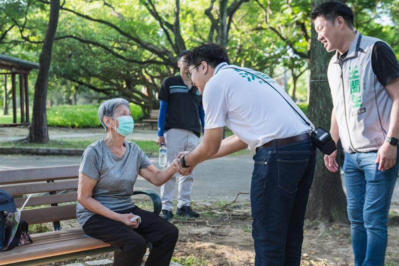 民進黨台北市長參選人沈伯洋今（3）日清晨赴大安森林公園跟民眾打招呼。（圖／沈伯洋競提供）