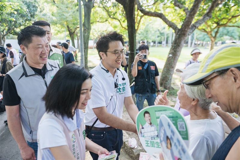 民進黨台北市長參選人沈伯洋今（3）日清晨赴大安森林公園跟民眾打招呼。（圖／沈伯洋競提供）