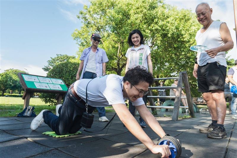 民進黨台北市長參選人沈伯洋今（3）日清晨赴大安森林公園跟民眾打招呼。（圖／沈伯洋競提供）