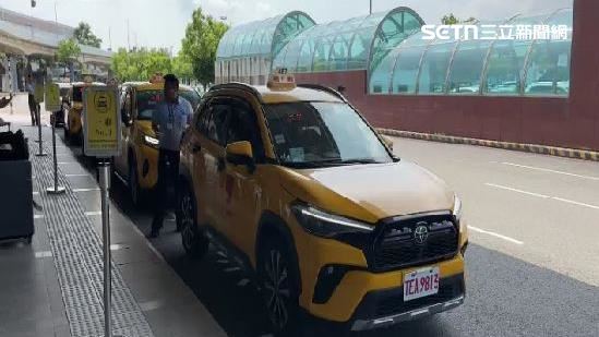 機場排班小黃滑抖音看妹分心　乘客傻眼
