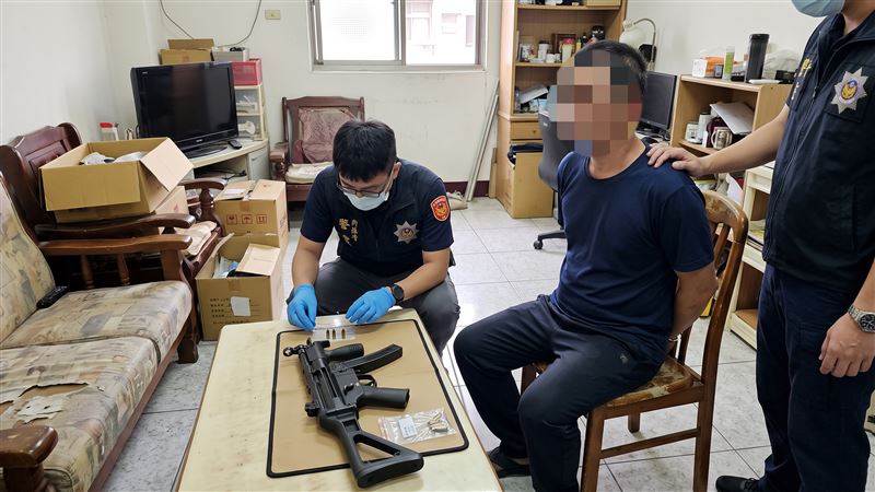 彰化男子幫友人寄藏德國HK廠MP5型制式衝鋒槍及子彈,被檢警搜索活逮。(示意圖/AI製圖)