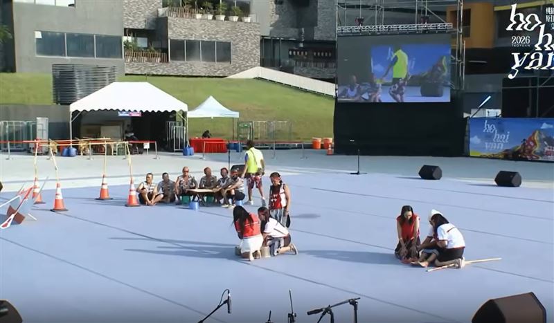 一名男子闖入活動表演現場,還高舉雙手揮舞鬧場。(圖/翻攝畫面)
