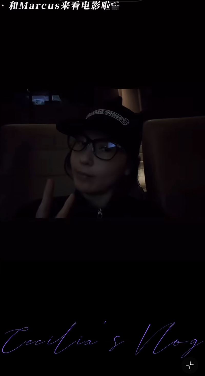 張柏芝和兒子一起去看《功夫女足》,還隨身攜帶老花眼鏡。(圖/翻攝自小紅書)