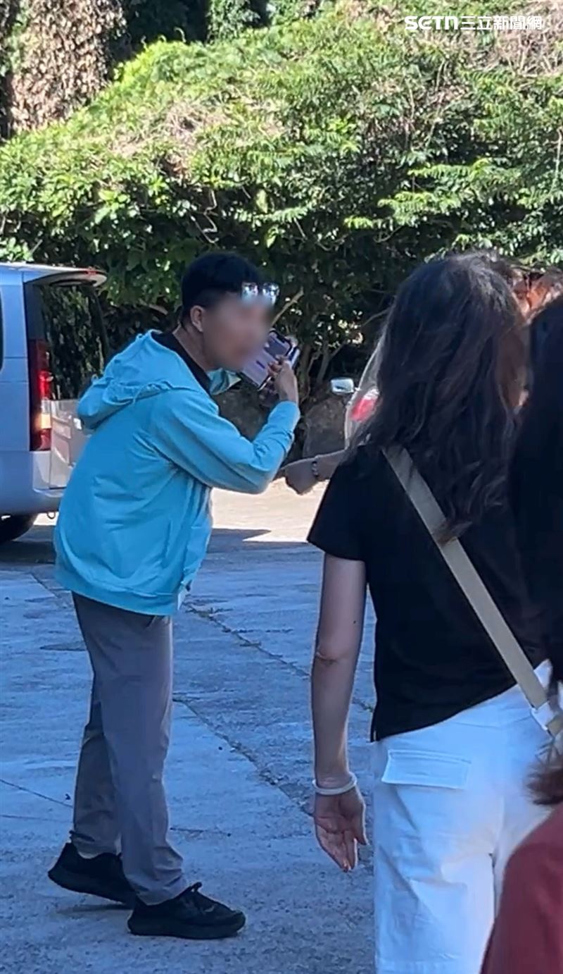 台灣旅客投訴,赴韓旅遊竟無故被中國籍司機丟包,不但手機被搶還動手推人。(圖/記者林子薰攝影)