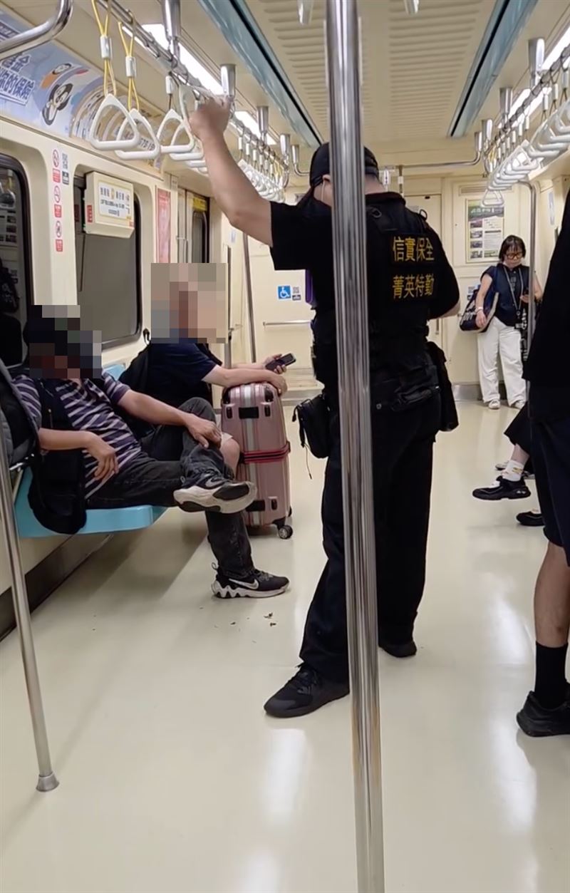 一名阿伯在北捷車廂內嚼食檳榔,而後將檳榔渣吐到地板上。(圖/翻攝自threads@mmisaka123)