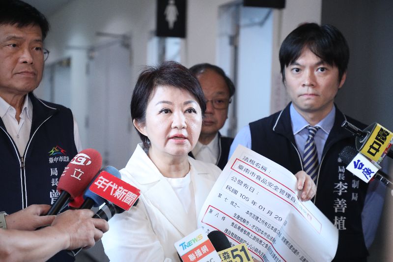 台中市長盧秀燕(中)3日列席台中市議會前受訪,談及問題油品稽查、通報等相關議題