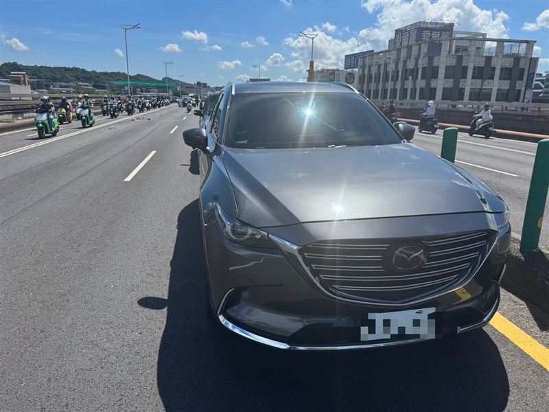 這起車禍事故造成交通受阻，於上午10時30分許順利排除並恢復全線通車。（圖／翻攝畫面）