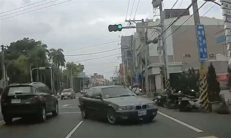 BMW突然「逆向鬼切」橫跨數個車道,讓其他轎車駕駛、機車騎士措手不及。(圖/翻攝自Threads @t1116_)