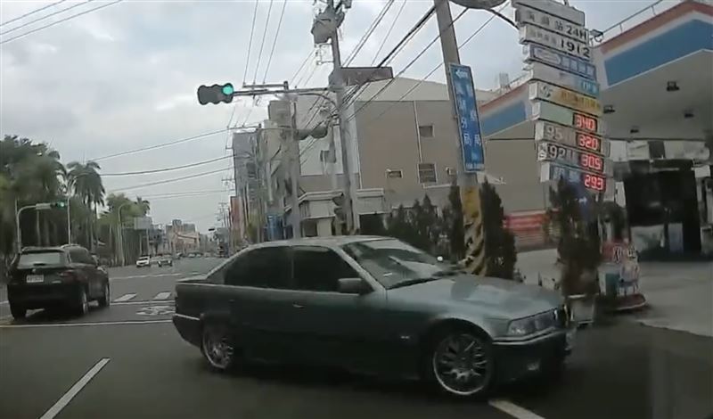 BMW轎車「逆向鬼切」橫跨數個車道,直接強行駛入路旁的加油站。(圖/翻攝自Threads @t1116_)