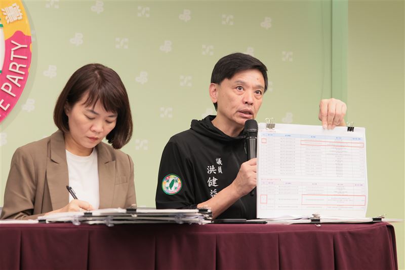民進黨今(3)日上午由發言人吳崢、台北市議員簡舒培、台北市議員洪健益共同召開「虐童蔣不聽,家長凍未條」記者會。(圖/民進黨提供)