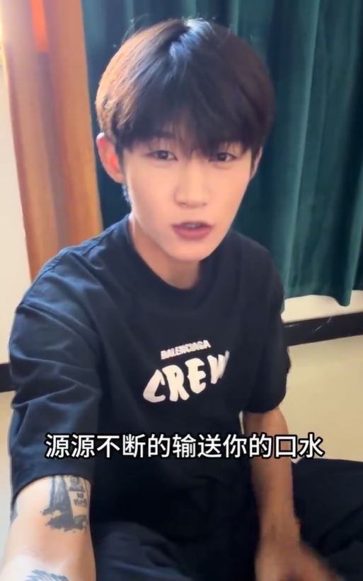 中國短劇演員鍾宇飛親自拍影片解釋來龍去脈。(圖/翻攝自微博)