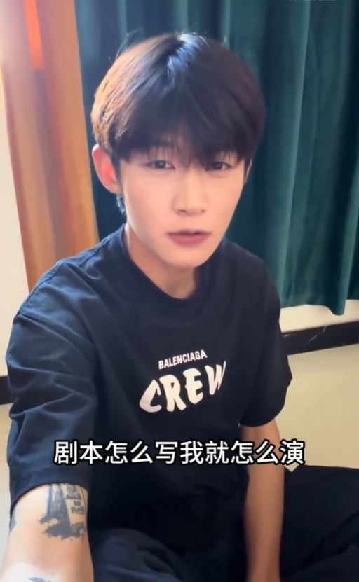 中國短劇演員鍾宇飛親自拍影片解釋來龍去脈。(圖/翻攝自微博)