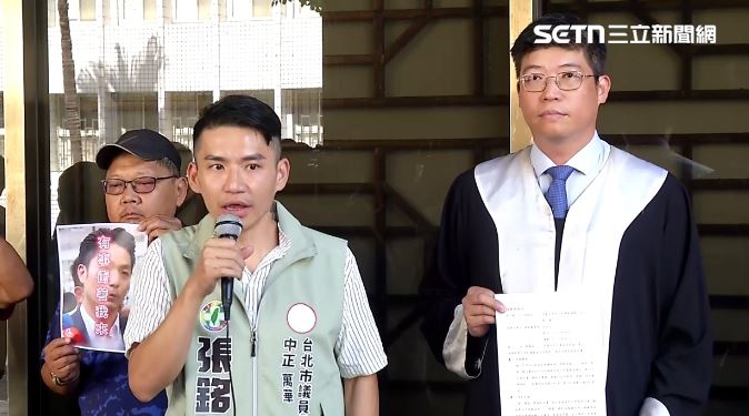 民進黨台北市議員參選人張銘祐和律師詹晉鑒到北檢按鈴告發蔣萬安,涉嫌偽造文書罪、加重誹謗罪及違反個資法(圖/翻攝畫面)