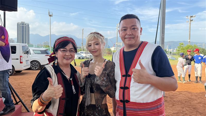 社團法人台灣原住民國際藝文產經交流協會創會理事長張琇雅（徐若瑄媽媽）（左起）、寶兒、社團法人台灣原住民國際藝文產經交流協會理事長張徐康群（徐若瑄弟弟）。（圖／繁星浩月娛樂提供）