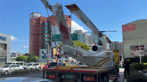 載運直升機出包　撞毀機箱、勾落電線慘了