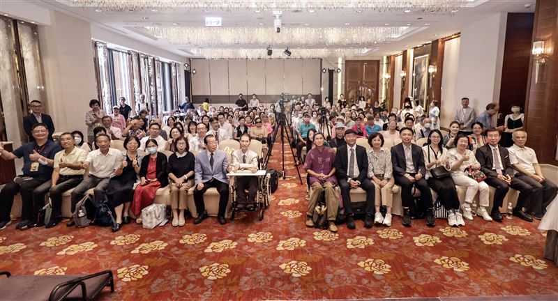 簽書會座無虛席，許多人深受彭士齊博士及游芳枝女士的著作感動