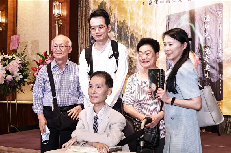 不少讀者深受彭士齊博士新書感動，紛紛前來與他合影