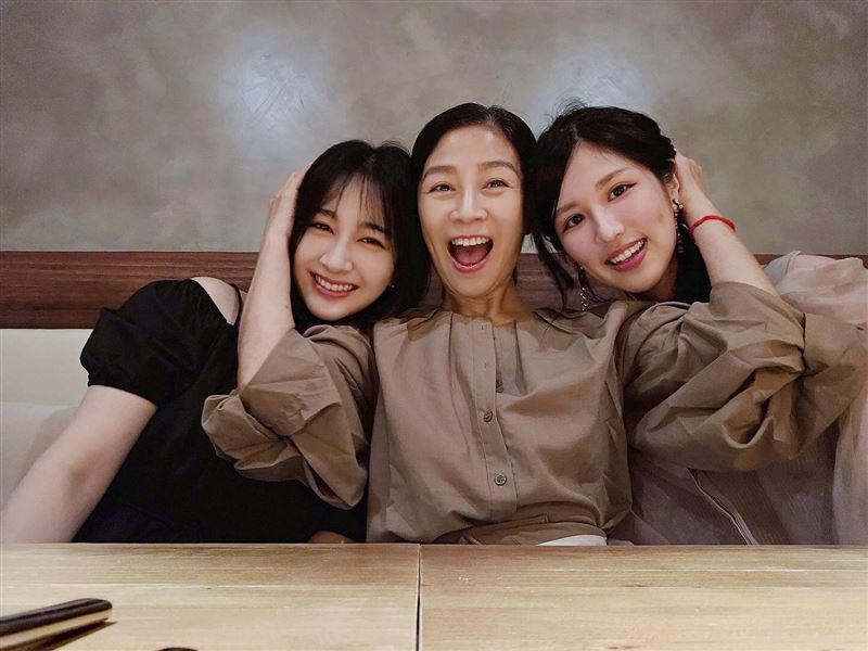 方文琳(中)愛女于齊優(右)將出嫁。左為于齊薇。(圖/翻攝自于齊薇IG)
