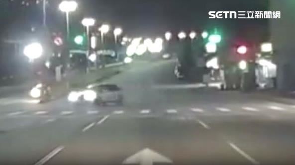 深夜炫技？車主4分鐘狂甩10圈民眾看傻眼