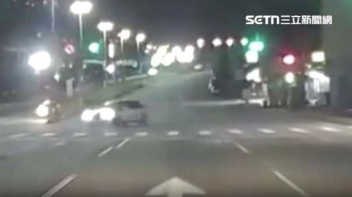 深夜炫技？車主4分鐘狂甩10圈民眾看傻眼