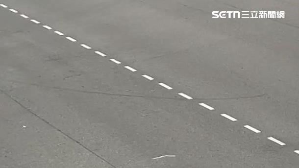 馬路上還有當晚燒胎的痕跡