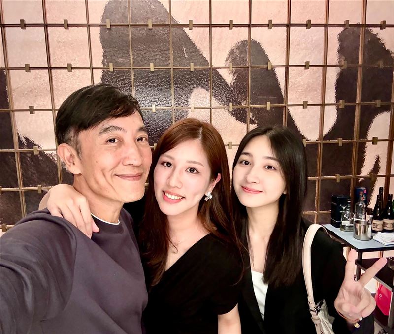 于冠華(左)與兩位女兒感情融洽。(圖/翻攝自于冠華臉書)