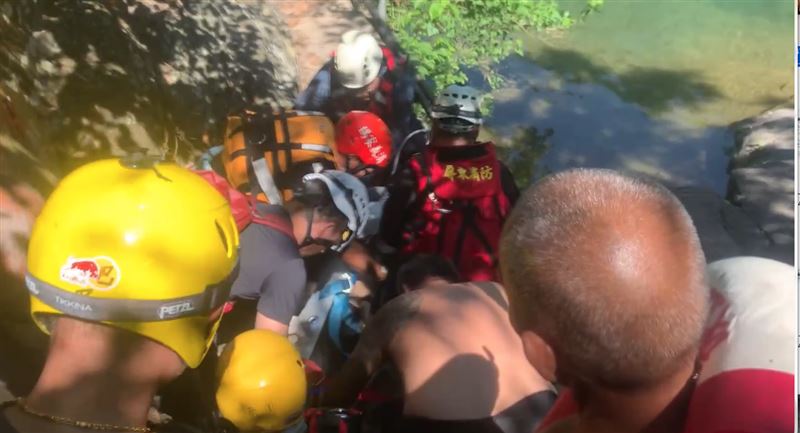 警消將男子拉上岸後進CPR,並火速送往龍泉榮民醫院搶救。(圖/翻攝畫面)