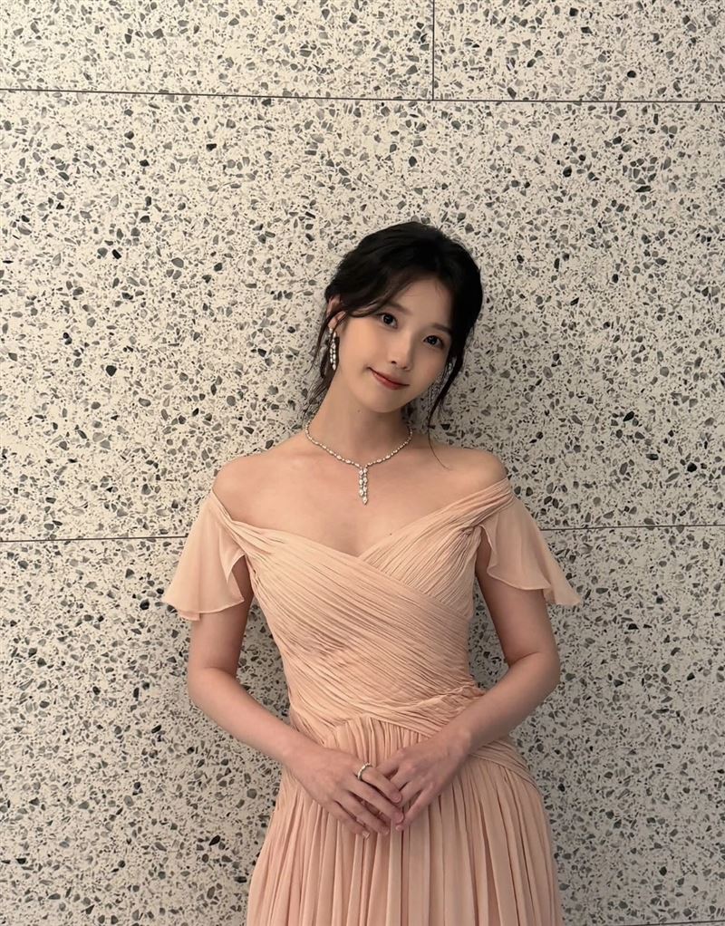 IU患有「耳咽管開放症」,多年來飽受困擾。(圖/翻攝自FB @아이유(IU))