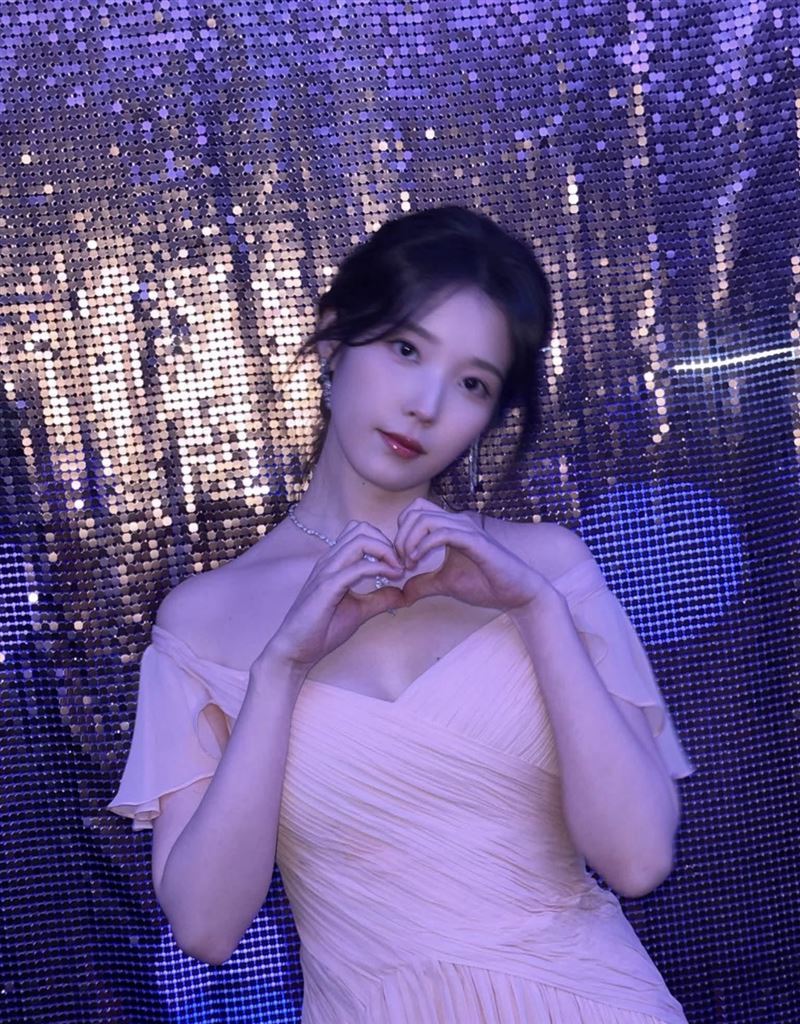 青龍獎典禮結束後,IU在社群平台分享多張近照。(圖/翻攝自FB @아이유(IU))