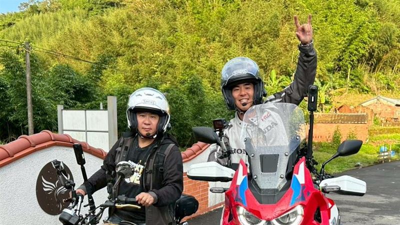 胡瓜(左)與柯有倫騎重機。(圖/下面一位提供)