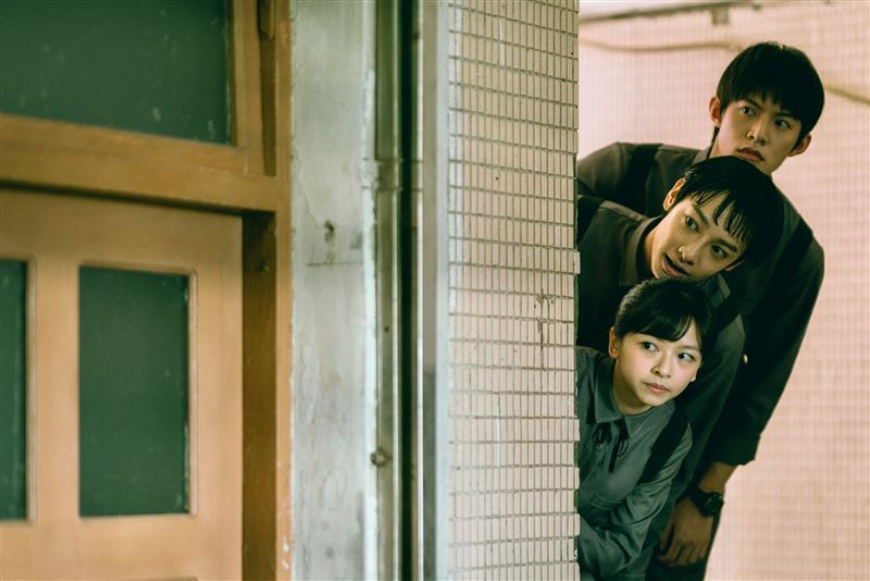 （由上至下）余杰恩、劉修甫、陳姸霏在戲中一起追查鎮裡的詭異真相。（圖／奇蹟映畫所）