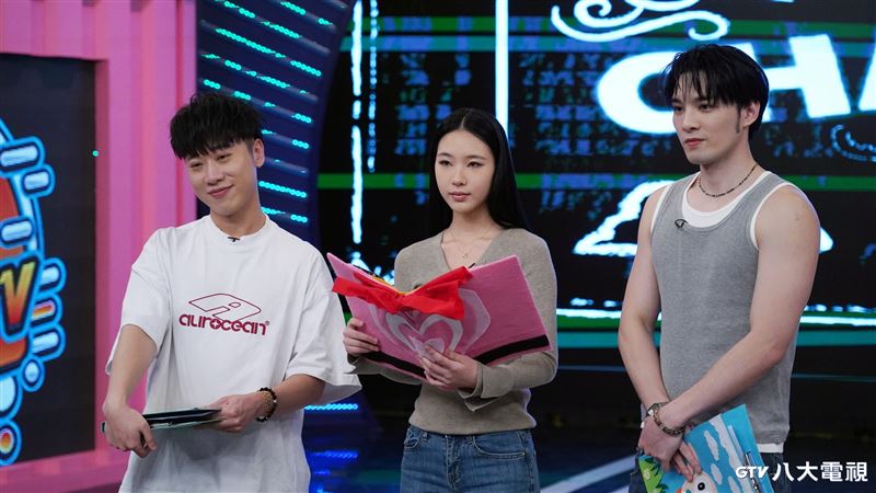 許曦文(中)復刻媽媽小S當年主持的神采。(圖/八大提供)