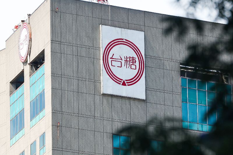 中聯問題油案延燒,台糖遭質疑知情未通報。經濟部3日表示,台糖也是此事件受害者,且即便非食管法規範範圍,台糖從原料就發現檢驗不符標準並拒收,原料到產品,「台糖都是用高標準自我檢驗的乖寶寶」