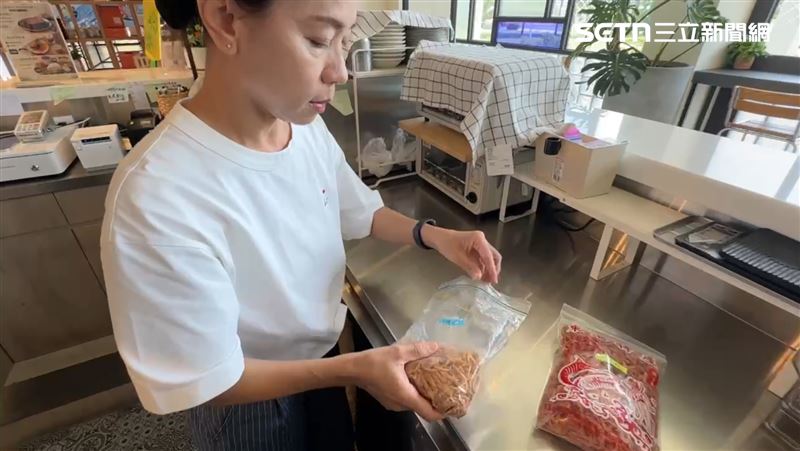 遭控咖啡廳業者出面道歉,坦承是員工忙中出錯,將教育訓練的中蝦當作櫻花蝦使用。(圖/記者朱俊傑攝影)