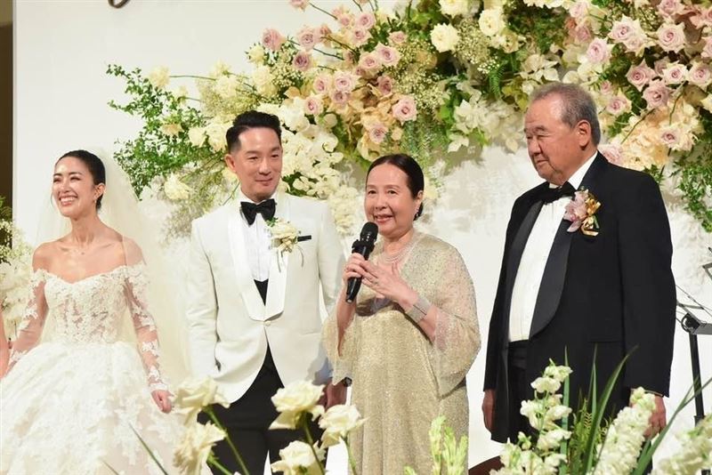 譚以欣(左起)與徐子翔浪漫完婚,徐莉玲也送上真切祝福。(圖/翻攝自徐莉玲臉書)