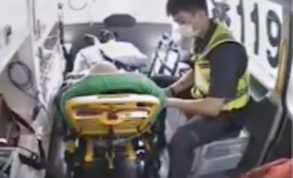 沙鹿有對父子爆發口角,兒子竟雙刀對著父親揮舞、作勢傷害,相當驚悚。(圖/翻攝畫面)