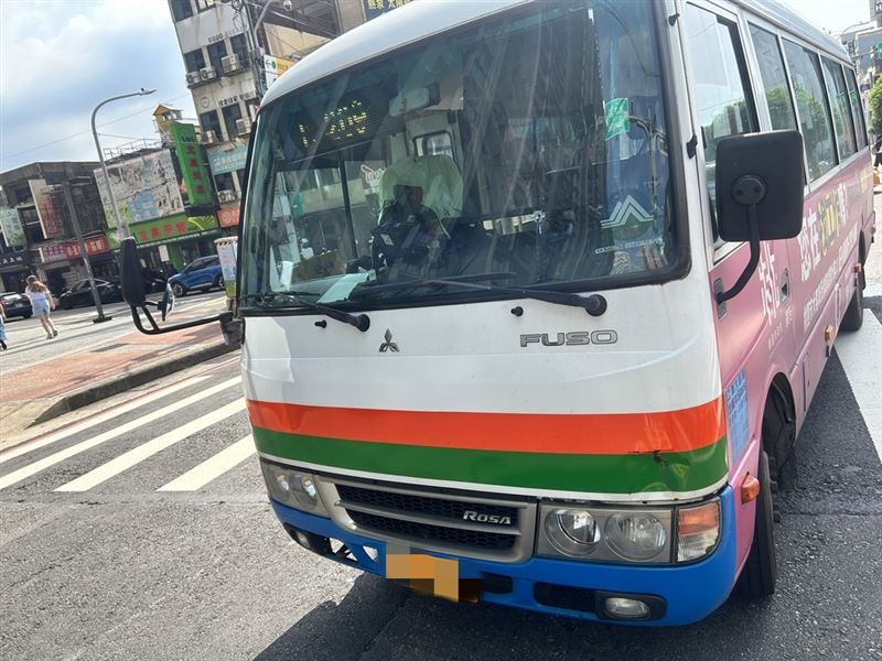 桃園市民公車,昨(2日)行進間撞擊斑馬線上的行人,造成腦出血。(圖/翻攝畫面)
